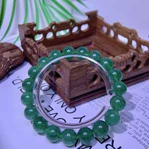 Refreshing green strawberry quartz (10-11mm) single-wrap bracelet.