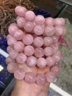 Jelly pink quartz (pink quartz) 12-16mm bracelet.