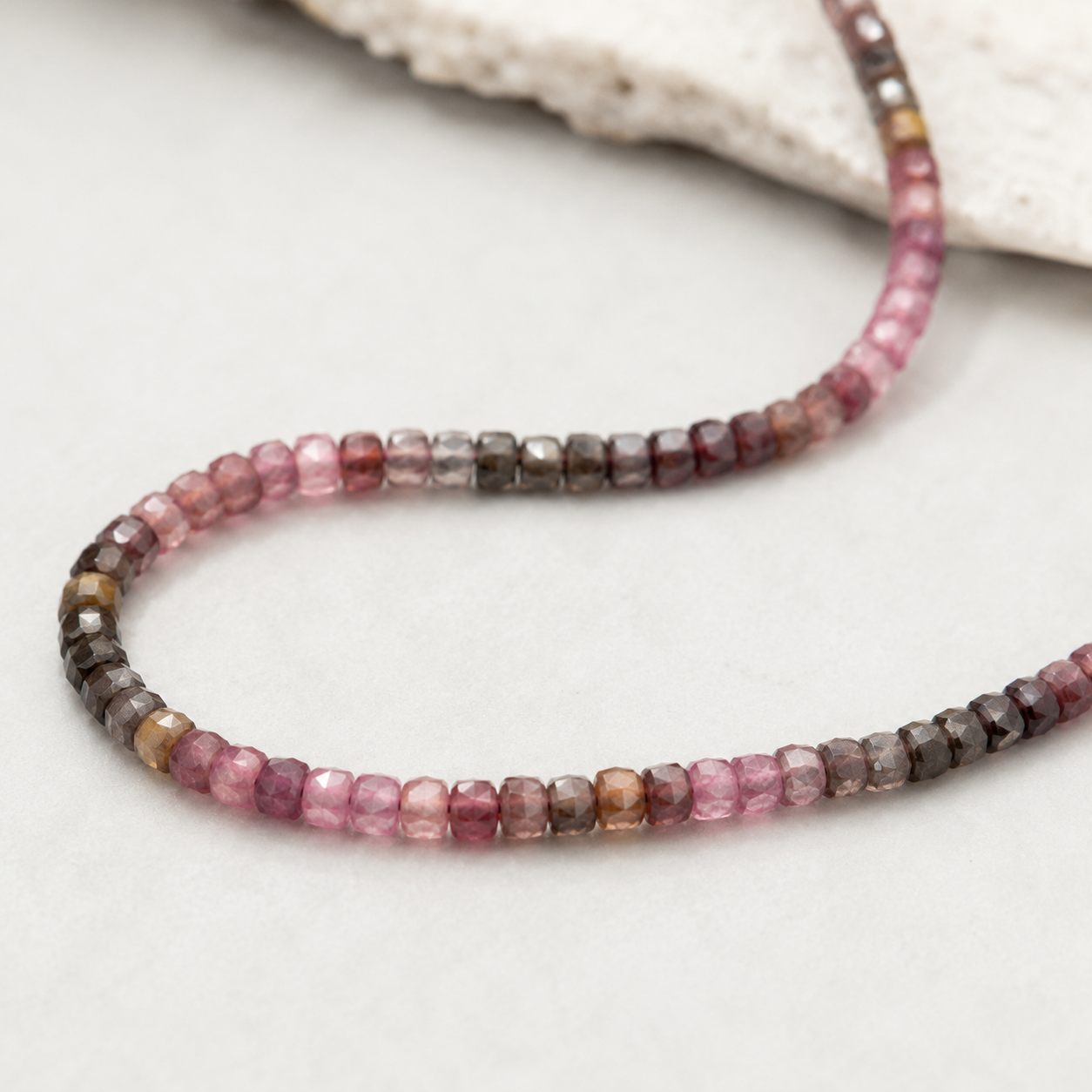 Ruby gradient sugar cube 4x4mm, long chain 38cm.